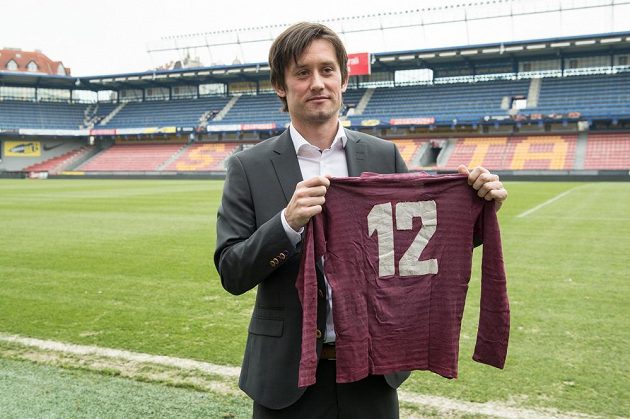 Tomáš Rosický se svým nejstarším dresem během tiskové konference, kde oznámil konec hráčské kariéry.