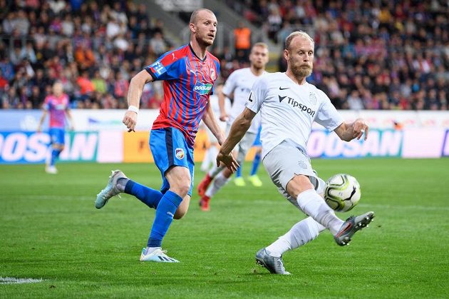 Michael Krmenčík (vlevo) z Viktorie Plzeň a Semih Kaya ze Sparty během utkání 11. ligového kola.