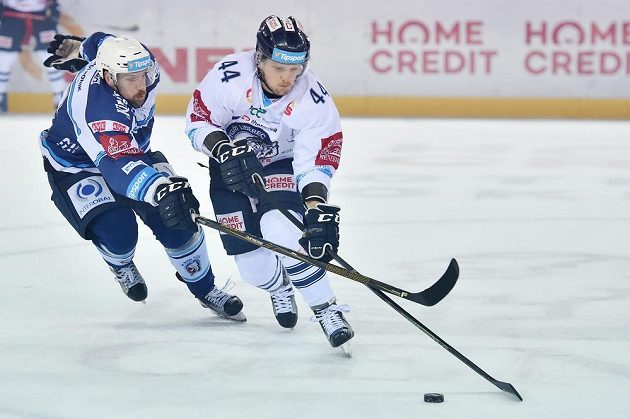 Jakub Koreis z Plzně a Radim Šimek z Liberce v souboji během čtvrtfinále play off hokejové extraligy.