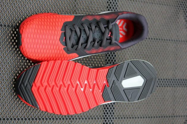 Puma Ignite Dual: Segmentovaná podrážka vpředu měkká a ohebná, vzadu nesmlouvavý tuhý drsoň.