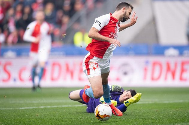 Josef Hušbauer ze Slavie padá. Zastavil ho brankář Sparty Florin Nita nedovoleně? Situace se řešila u videa.
