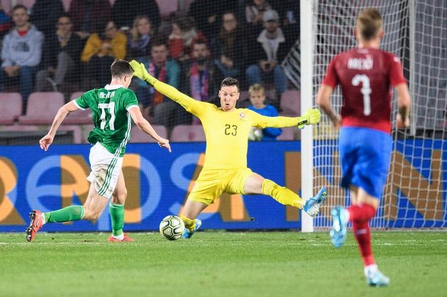 Paddy McNair ze Severního Irska obchází českého brankáře Jiřího Pavlenku a vzápětí dává na 3:0 pro svůj tým.