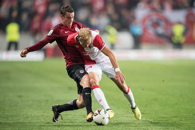 Ondřej Zahustel ze Sparty (vlevo) a Mick van Buren ze Slavie během derby v Edenu.