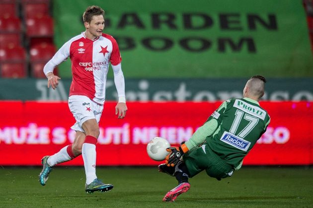 Útočník Slavie Milan Škoda na zlínského brankáře Stanislava Dostála nevyzrál.