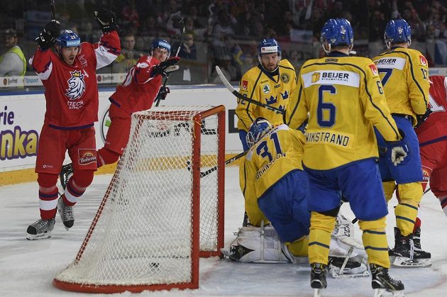 Z gólu se radují čeští hráči Jan Kolář (vlevo) a Jiří Sekáč. Puk v brance sledují Švédové Mikael Wikstrand, brankář Lars Johansson, Lukas Bengtsson (v pozadí).