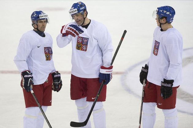 Zkušenost a mládí v jedné formaci. Útočníci (zleva) Tomáš Rolinek, Jaromír Jágr a Tomáš Hertl při tréninku české reprezentace 10. května v hale Čižovka.