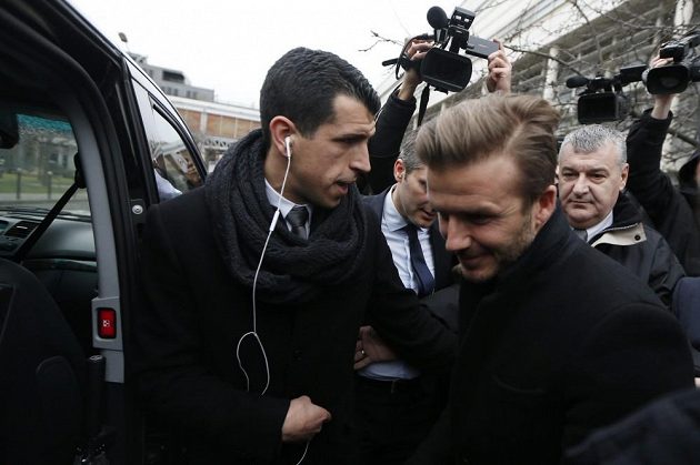David Beckham (vpravo) ve čtvrtek přiletěl do Paříže podepsat smlouvu s PSG.
