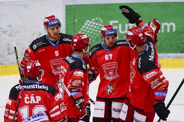 Hráči Hradce Králové (zleva) Zdeněk Čáp, Jakub Vácha, Jordann Perret, Kelly Klíma a Vladimír Růžička ml. se radují z gólu.