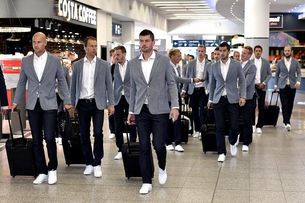 Fotbalisté Viktorie Plzeň před odletem do Tel Avivu: zleva vpředu Petr Bolek, Roman Pavlík a Matúš Kozáčik na ruzyňském letišti