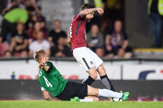 Václav Kadlec ze Sparty Praha se snaží prosadit přes jabloneckého obránce Luďka Pernicu v utkání HET ligy.