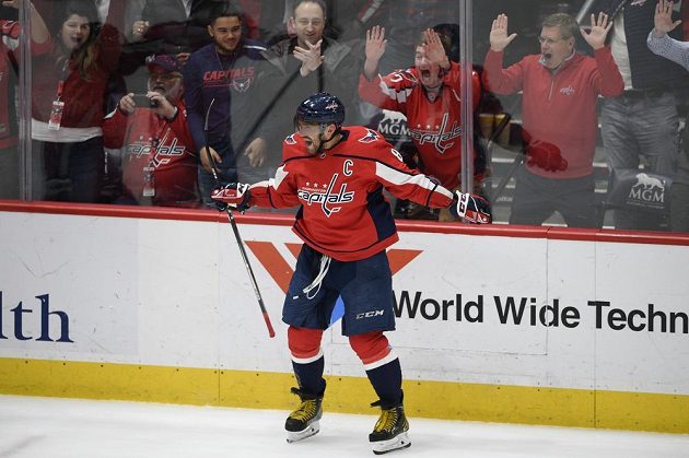 Kapitán hokejistů Washingtonu Capitals nastřílel v NHL další hattrick a fanoušci šíleli.