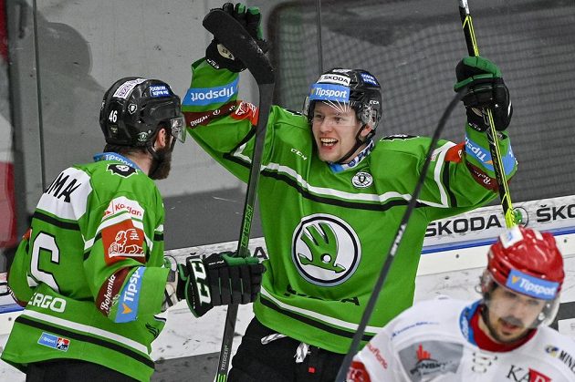 Střelec druhého gólu Mladé Boleslavi Pavel Kousal (vpravo) se raduje se spoluhráčem Ondřejem Najmanem.