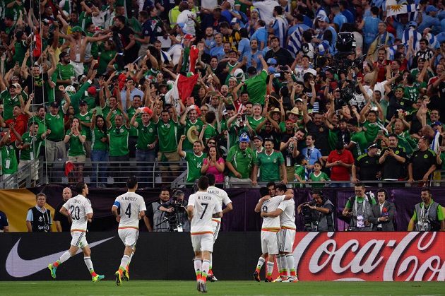 Fotbalisté Mexika slaví gól Hectora Herrery (vpravo dole) na Copě América proti Uruguayi.