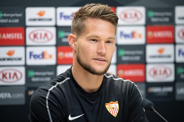 Český brankář Sevilly Tomáš Vaclík během tiskové konference před utkáním osmifinále Evropské ligy se Slavií Praha.