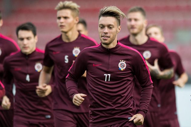 Václav Kadlec během tréninku před utkáním základní skupiny Evropské ligy s Interem Milán.