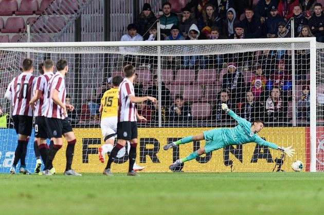 Brankář Sparty Milan Heča se marně natahuje po střele budějovického Benjamina Čoliče z přímého kopu.