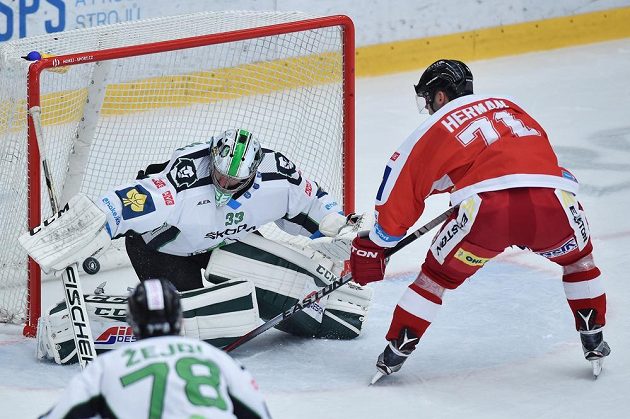 Brankář Boleslavi David Rittich a Jakub Herman z Olomouce v utkání 3. kola hokejové Tipsport extraligy.