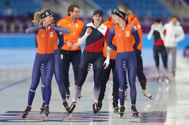 Česká rychlobruslařka Karolína Erbanová na tréninku před zahájením zimních olympijských her v jihokorejském Pchjončchangu, společnost jí dělají soupeřky z nizozemského týmu.