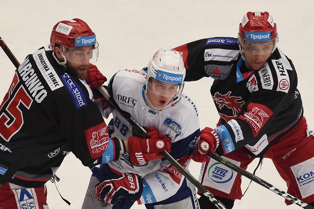 Tomáš Marcinko z Třince, Martin Nečas z Brna a Ondřej Kovařčík z Třince v akci během finále hokejové extraligy.