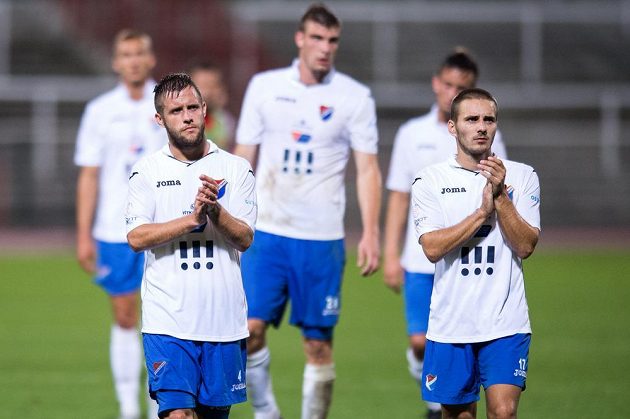 Smutní fotbalisté Baníku Ostrava Václav Ježdík (vlevo) a Karol Mondek po porážce na Dukle.