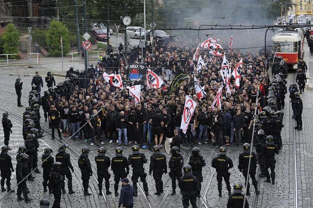 Fanoušci fotbalové Sparty pochodovali z Letné do Vršovic na prvoligové derby se Slavií. Na snímku procházejí ulicí Badeniho kolem Bílkovy vily.