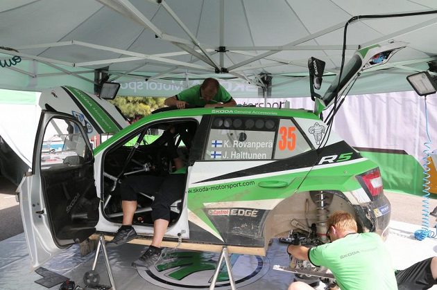 Mechanici týmu Škoda Motorsport při údržbě soutěžní Fabie R5 během Argentinské rallye.