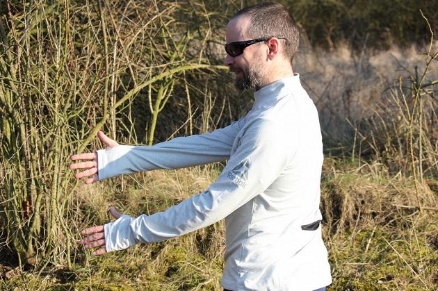 Běžecká mikina Reebok Reflective Speedwick Quarter Zip - na levém rukávu je velké logo výrobce.