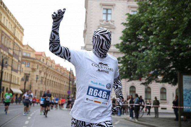 Běhání v převlecích není populární jen v Londýně. I Praha má své netradiční běžce. Muž v masce.