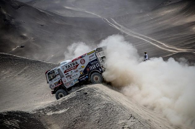 Martin Šoltys se prokousává terénem na trati Rallye Dakar.