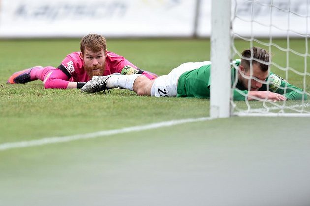 Jablonecký zmar v zápase s Příbramí. Brankář Vlastimil Hrubý (vlevo) a Vít Beneš z Jablonce leží bezvládně na trávníku po čtvrtém inkasovaném gólu.