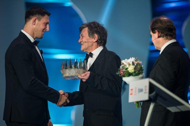 Předseda Klubu sportovních novinářů Zdeněk Pavlis (uprostřed) předává Lukáši Krpálkovi korunku pro vítěze Sportovce roku.
