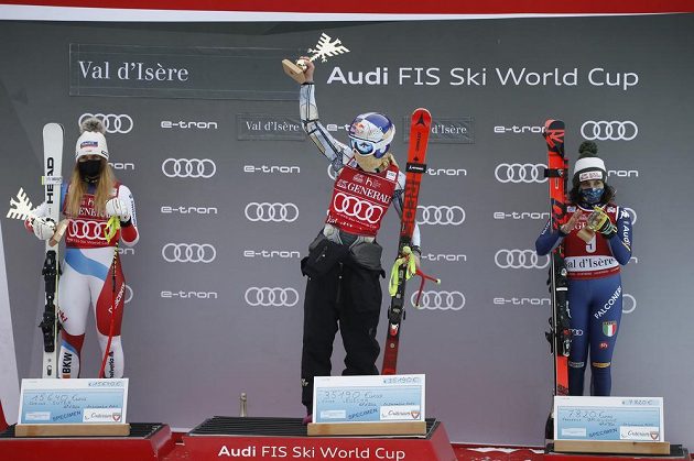 Ester Ledecká (uprostřed) na pódiu pro nejlepší závodnice super-G. Vlevo druhá Corinne Suterová ze Švýcarska, vpravo třetí Federica Brignoneová.