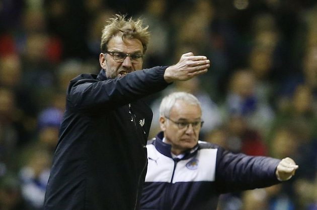 Trenéři v akci. Vlevo Jürgen Klopp z Liverpoolu, vpravo kouč Leicesteru Claudio Ranieri.