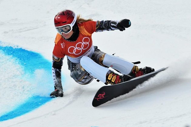 Česká snowboardistka Ester Ledecká při kvalifikační jízdě paralelního obřího slalomu na ZOH v Pchjončchangu.