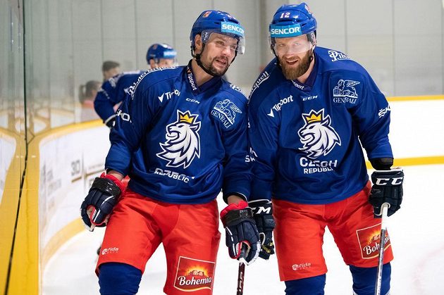 Ondřej Němec (vlevo) a Jiří Novotný během tréninku hokejové reprezentace před turnajem Channel One Cup