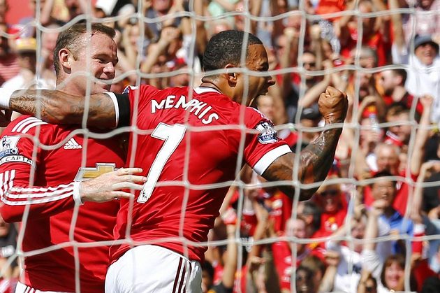Útočníci Manchesteru United Memphis Depay a Wayne Rooney se radují z vítězné branky v utkání s Tottenhamem.
