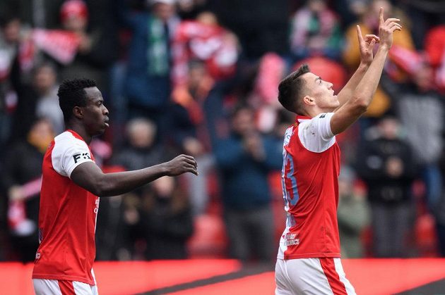 Mohamed Tijani ze Slavie Praha a Petar Musa ze Slavie Praha oslavují gól na 1:0