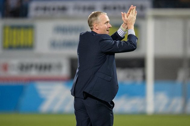 Trenér Sigmy Olomouc Václav Jílek oslavuje vítězství nad Spartou v 15. kole HET ligy.