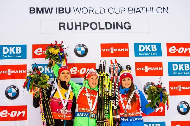 Medailistky ze stíhacího závodu v německém Ruhpoldingu. Uprostřed zlatá Němka Laura Dahlmeierová, vlevo Gabriela Soukalová a vpravo bronzová Italka Dorothea Wiererová.