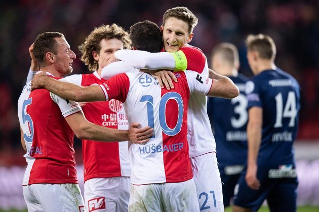 Fotbalisté Slavie Praha (zleva): Vladimír Coufal, Alex Král, Josef Hušbauer a Milan Škoda oslavují gól na 3:0 během utkání se Slováckem.
