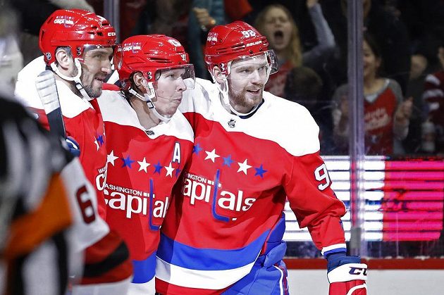 Největší hvězdy Wshingtonu se radují z branky do sítě New Jersey v utkání NHL. Zleva Rus Alexander Ovečkin, Nicklas Bäckström a Jevgenij Kuzněcov.