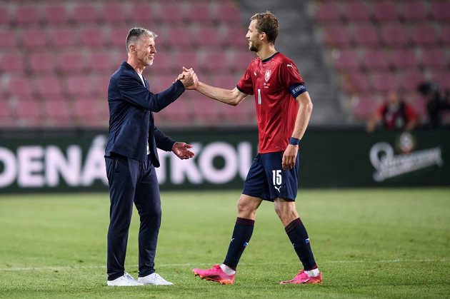 Český trenér Jaroslav Šilhavý a záložník Tomáš Souček během přípravného utkání s Albánií.