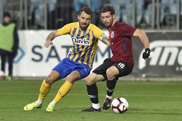 Jan Žídek z Opavy (vlevo) a Alexandru Chipciu ze Sparty v akci během osmifinále fotbalového poháru MOL Cup.