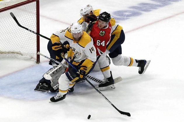 Hrdina v akci. Gólman Predators Pekka Rinne pomohl týmu parádními zákroky k výhře nad Chicagem, k tomu navíc sám vstřelil gól.