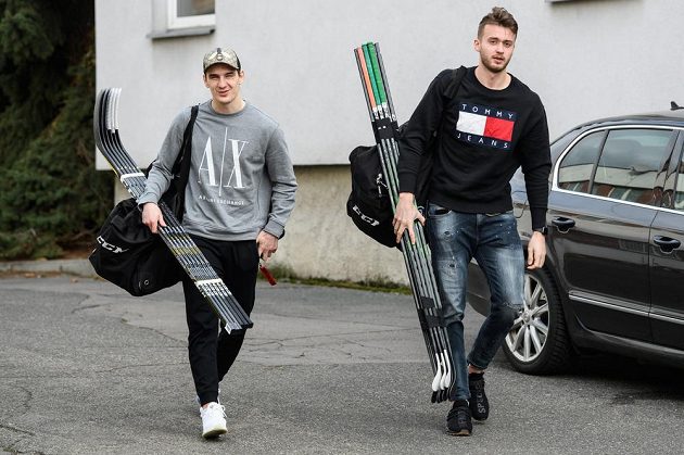 David Šťastný (vlevo) a Radim Zohorna přicházejí na sraz hokejové reprezentace před turnajem Beijer Hockey Games.