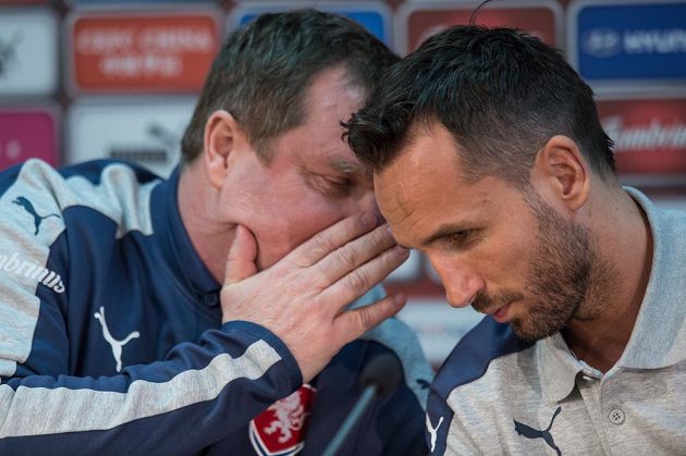 Trenér české reprezentace Pavel Vrba a obránce Tomáš Sivok během tiskové konference před utkánímse Skotskem.