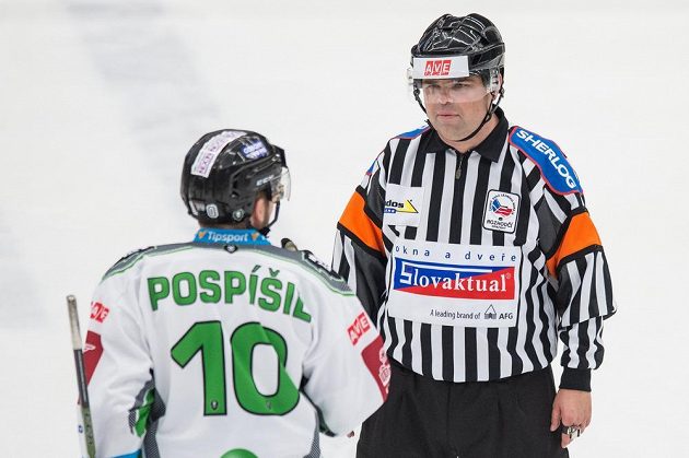 Mladoboleslavský útočník Tomáš Pospíšil v diskuzi s rozhodčím Petrem Lacinou v zápase 21. kola hokejové Tipsport extraligy.