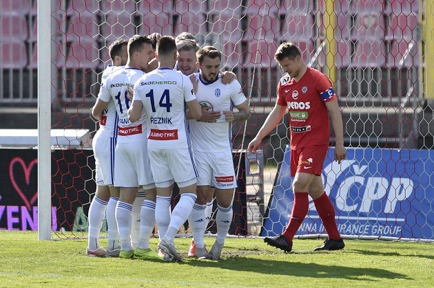 Fotbalisté Mladé Boleslavi se radují z gólu. Zprava kapitán Brna Pavel Dreksa, Tomáš Ladra z Boleslavi, autor gólu Václav Drchal z Boleslavi a Radim Řezník z Boleslavi.