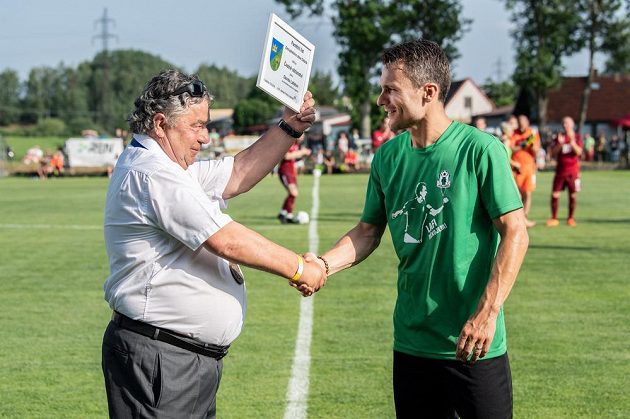Starosta Olešníku Jaroslav Pavlica předává Davidovi Lafatovi čestné občanství. Bývalý sparťanský kanonýr se loučil s profesionální kariérou.