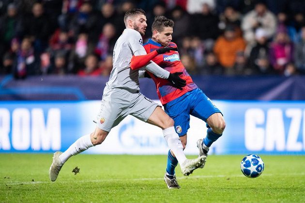 Jan Kovařík z Viktorie Plzeň a Davide Santon z Říma během závěrečného utkání skupiny Ligy mistrů.